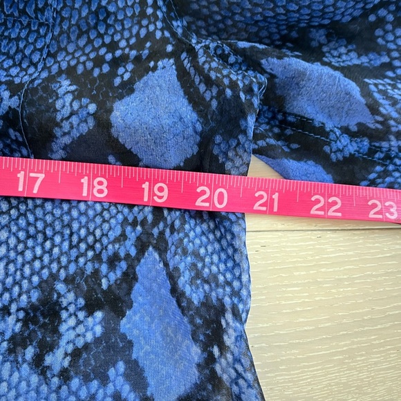 Equipment Femme Blue Ombre Snakeprint Silk Button Down Shirt size small - Picture 3 of 5